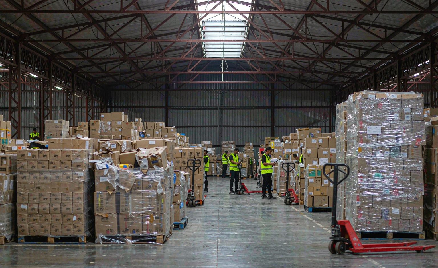 Peak Season Readiness: Q4 Capacity, Cutoffs and Staffing for Dropshipping Brands